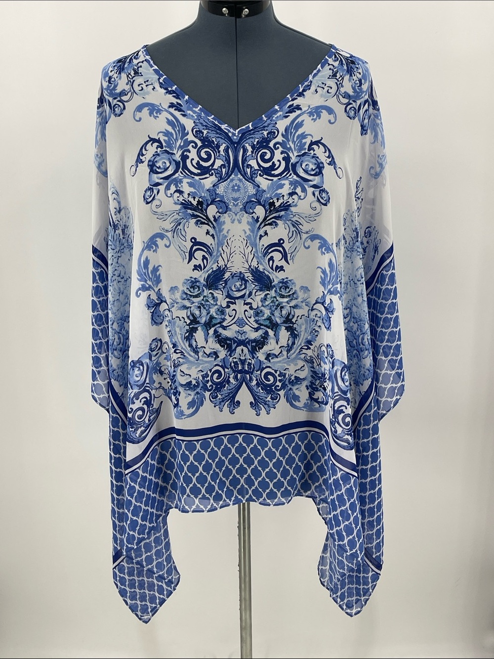 Blue & White V-Neck Printed Women's Top SIZE 3X